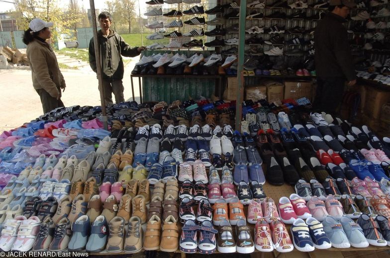 Do Unii Europejskim szerokim strumieniem trafiaja ubrania i buty, które zawierają szkodliwe substancje