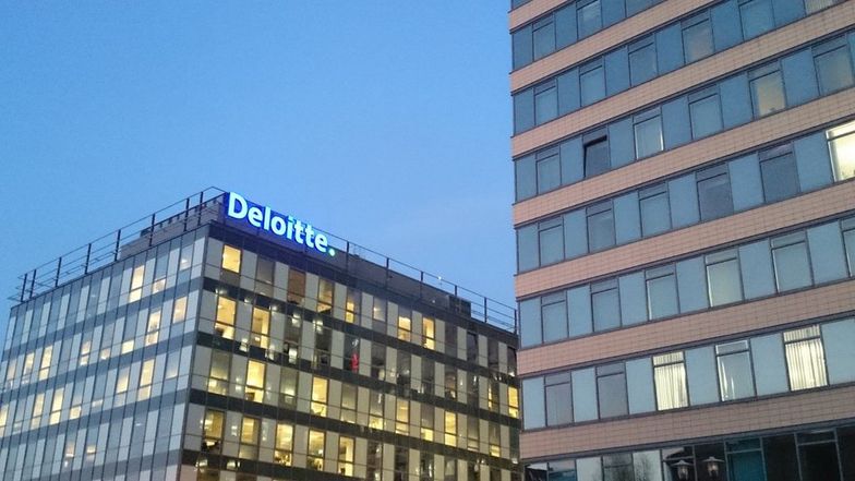 Deloitte przyznaje, że kobietom płaci mniej