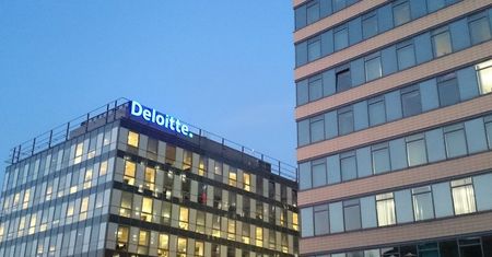 Deloitte przyznaje, że kobietom płaci mniej