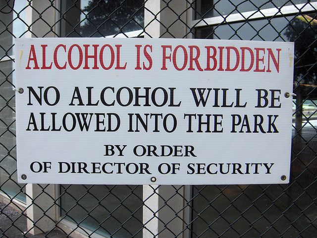 Alkohol jest zabroniony, ale to nie problem, bylebyś nie wiedział o tym (fot. Joe Shlabotnik CC-BY)