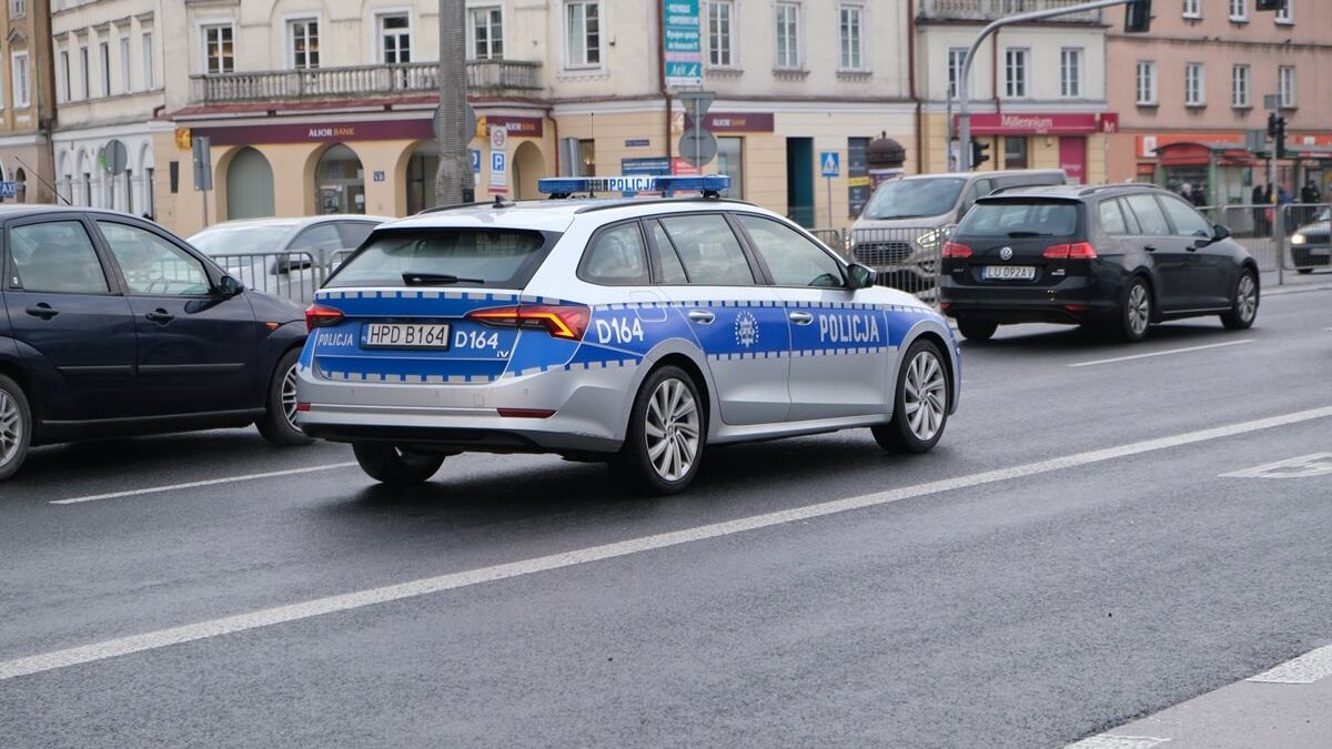 Radiowóz policji poruszający się ulicą