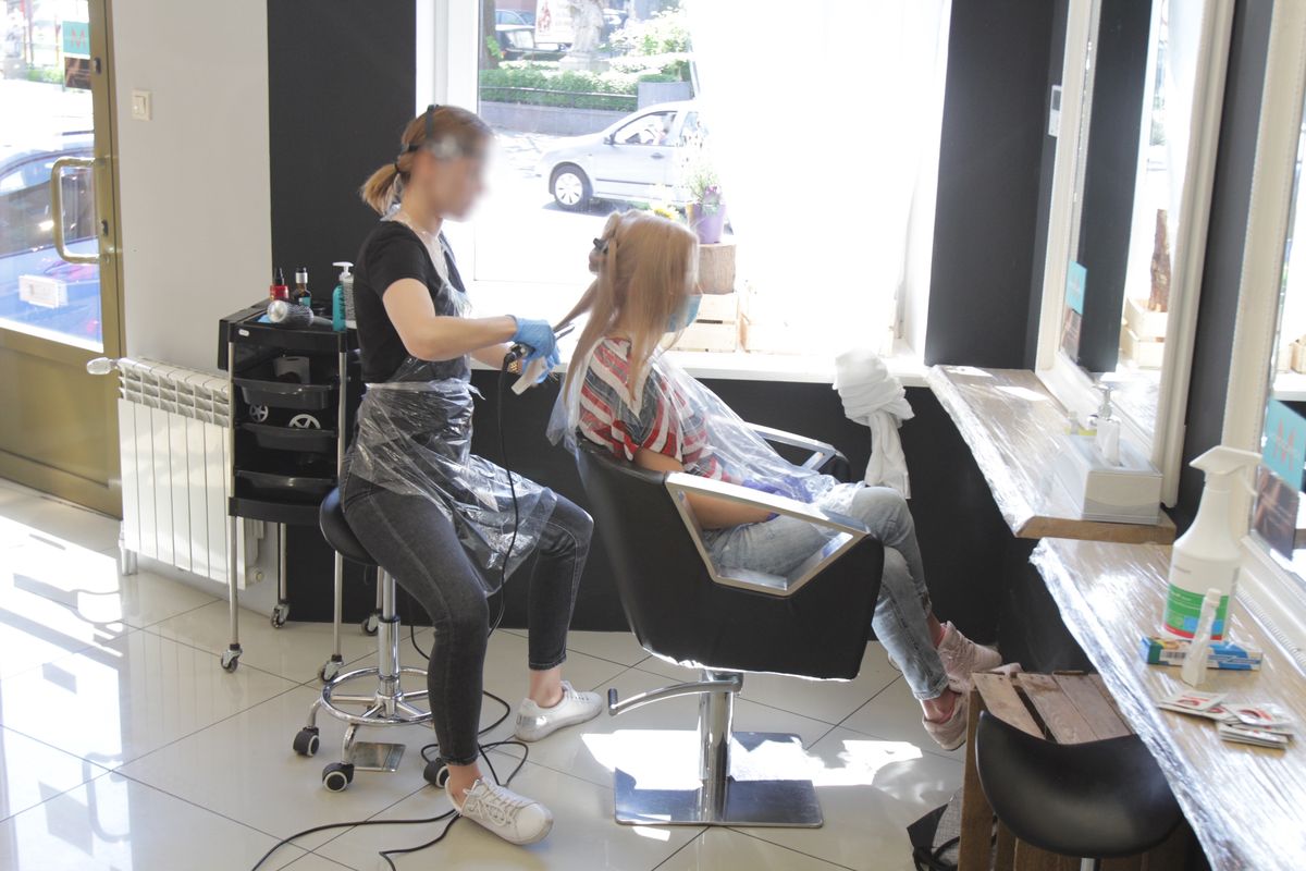 Koronawirus w Polsce. Salon fryzjerski zamknięty, 4 pracowników zakażonych