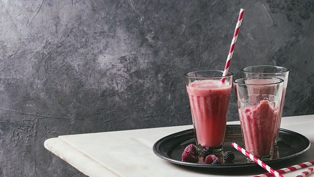 Koktajl truskawkowy z lodami to idealna propozycja na gorący dzień