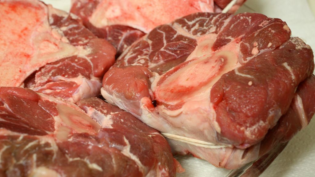 Surowa goleń przednia z cielęciny australijskiej z kością (mięso i tłuszcz)