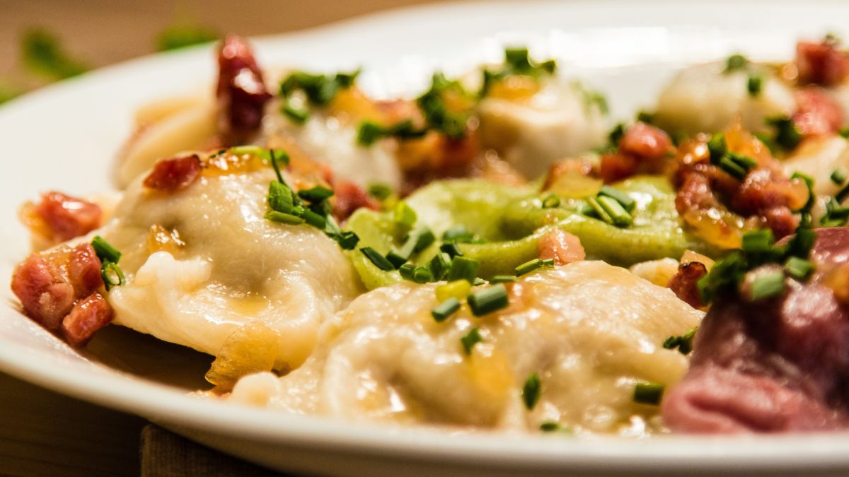 Pierogi z oscypkiem i boczkiem podaj z konfiturą porzeczkową