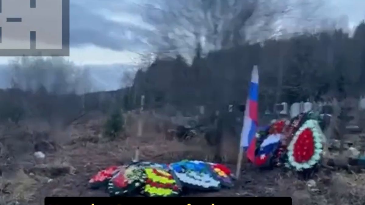 Rosyjski żołnierz został pochowany obok cmentarza, na śmietniku