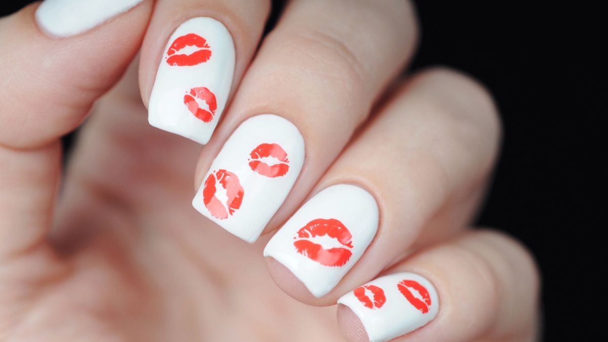 Białe paznokcie ze wzorkami.