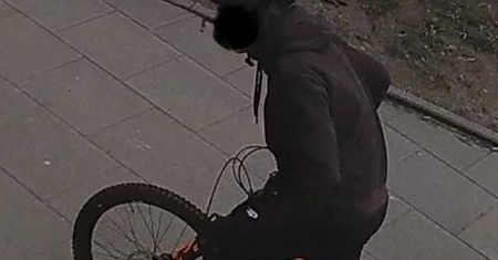 "Nieprzyjemna sytuacja" w warszawskim pubie. Teraz szukają rowerzysty