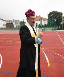 Biskup do gorszycieli młodzieży. "Kamień do szyi i w morze"