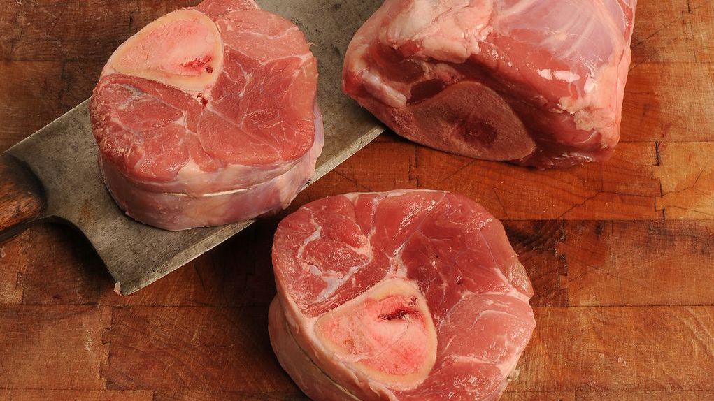 Surowa goleń tylna z cielęciny australijskiej z kością (samo mięso)