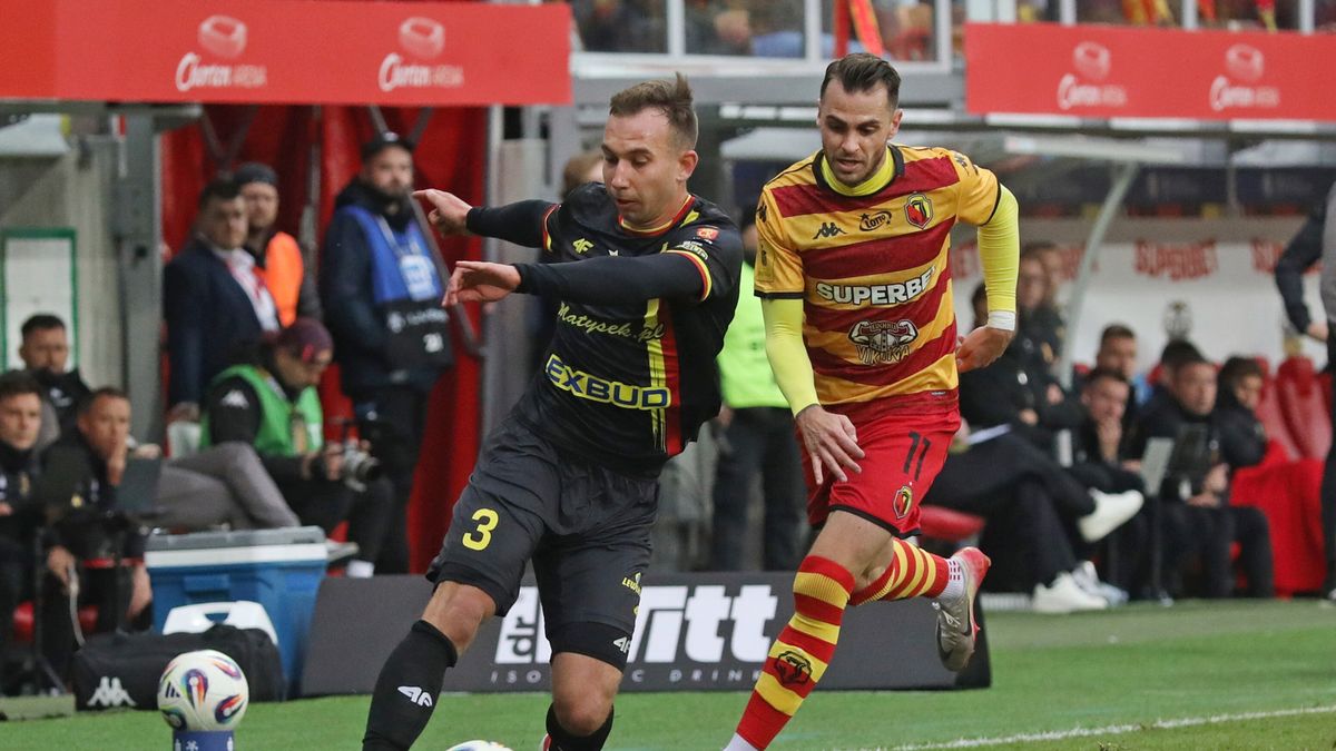 PAP / Artur Reszko / Na zdjęciu: piłkarz Jagiellonii Białystok Jesus Imaz (P) i Konrad Matuszewski (L) z Korony Kielce podczas meczu piłkarskiej Ekstraklasy