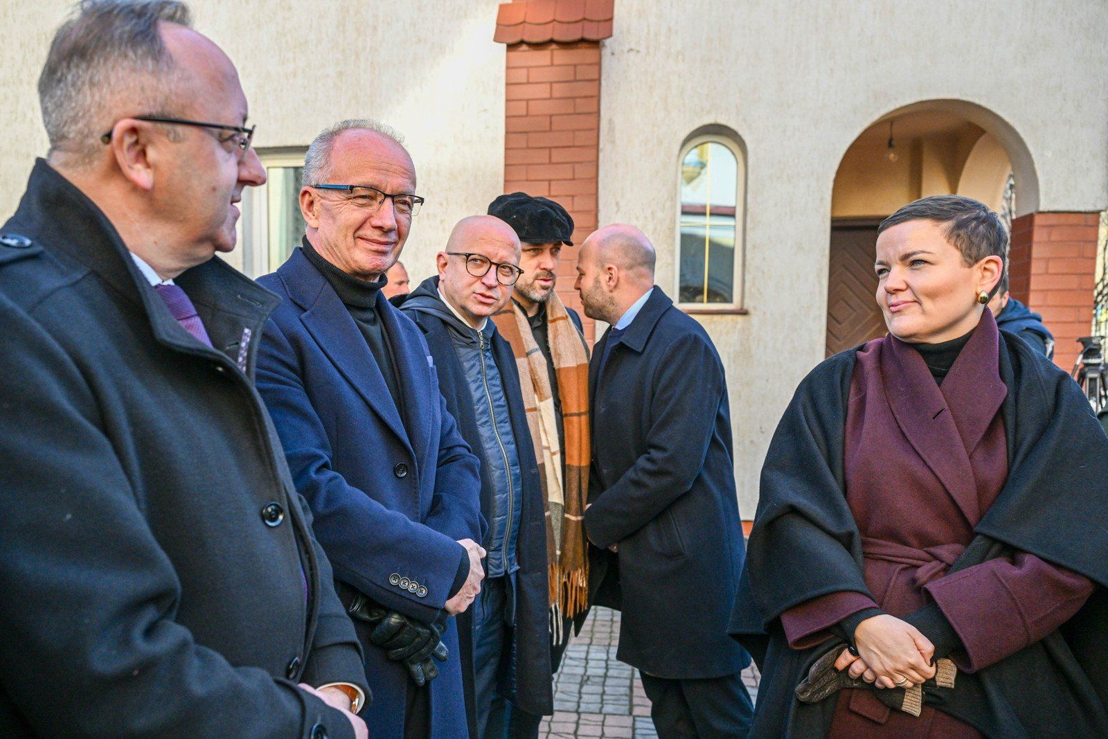 Minister kultury i dziedzictwa narodowego Marta Cienkowska (P), wiceprezes Instytutu Pamięci Narodowej Karol Polejowski (L) oraz wiceprezes IPN, dyrektor Biura Poszukiwań i Identyfikacji Instytutu Krzysztof Szwagrzyk (2L) podczas uroczystości pogrzebowych.