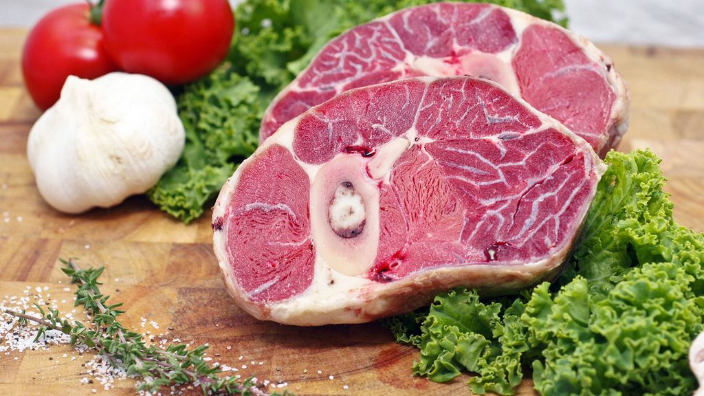 Surowa goleń tylna z cielęciny australijskiej z kością (mięso i tłuszcz)