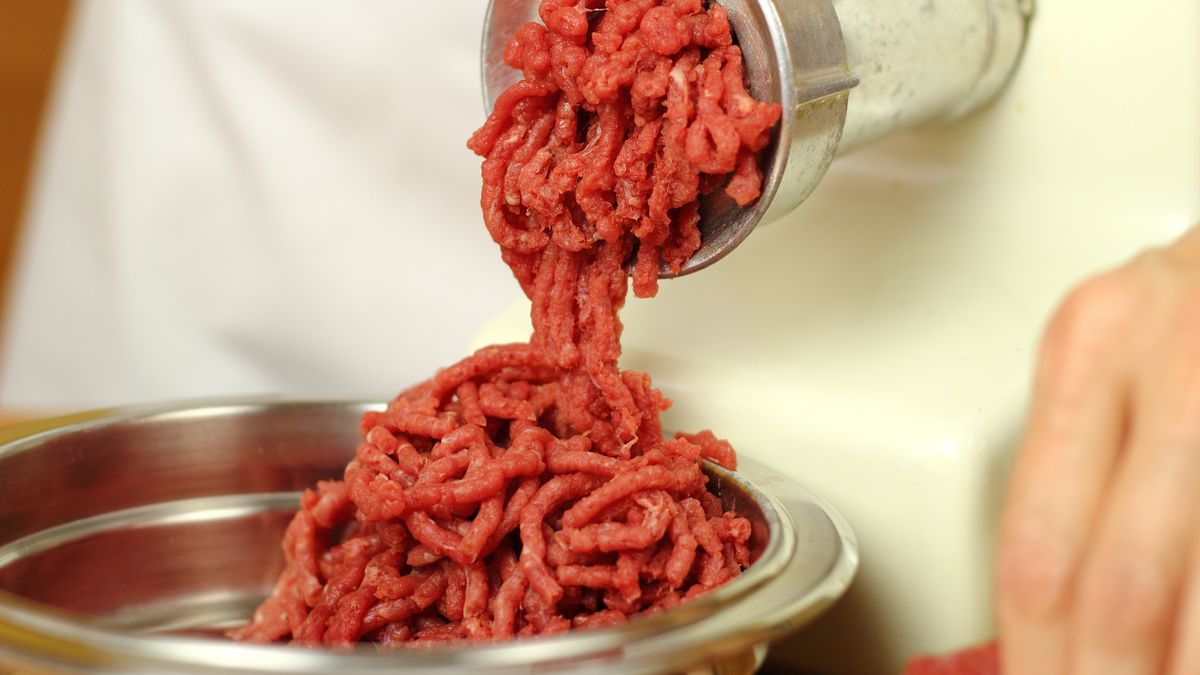 Surowe mięso mielone z jagnięciny australijskiej (85% mięsa, 15% tłuszczu)