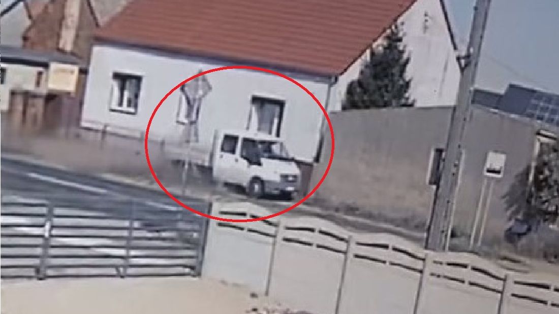 Samochód wjechał na chodnik