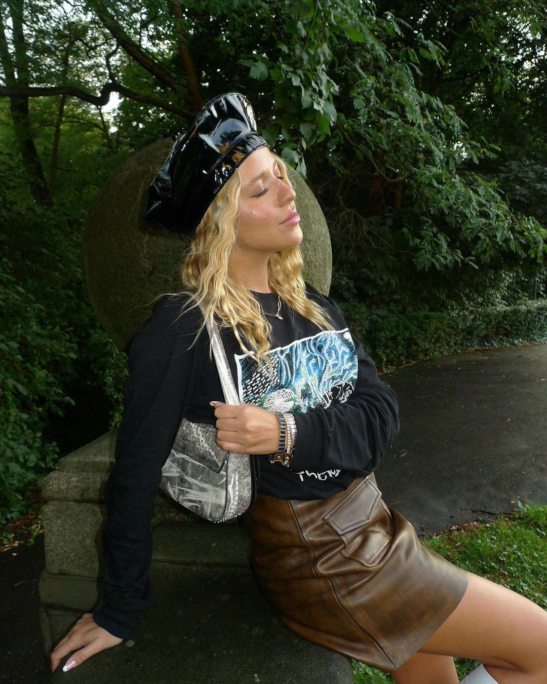 Jessica Mercedes w skórzanej spódnice w stylu vintage 