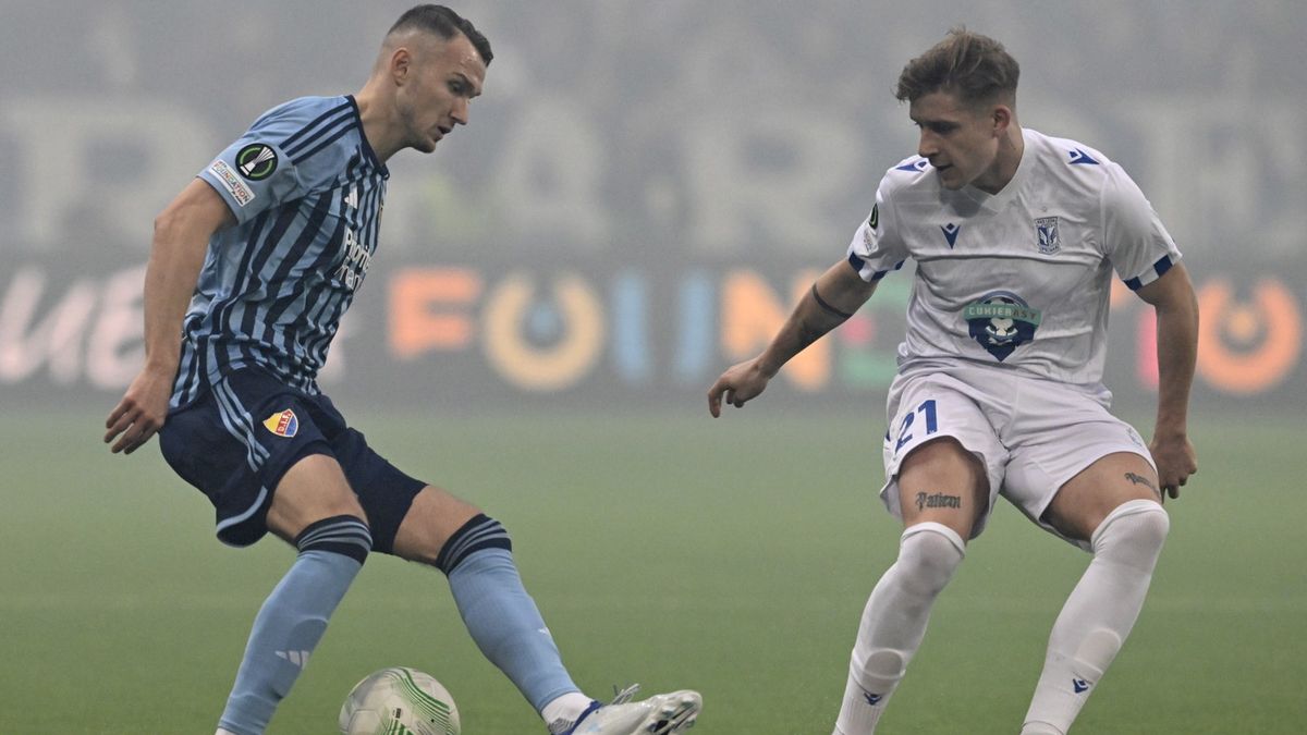 PAP/EPA / Na zdjęciu: Piotr Johansson (Djurgardens IF) oraz Michał Skóraś (Lech Poznań)