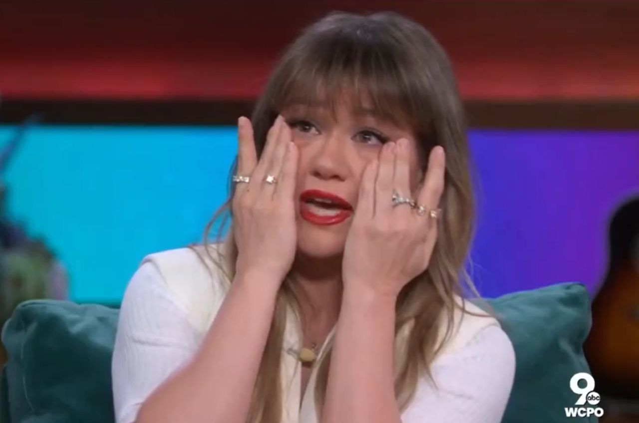 Kelly Clarkson's emotional revelation on the Clarkson show with Hillary Clinton
