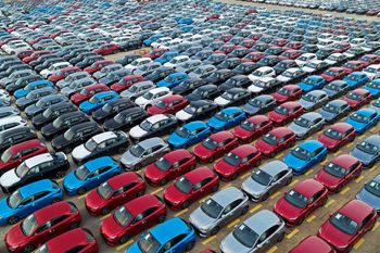 Polacy kupują samochody online na potęgę. Oni sprzedali ich za ponad miliard