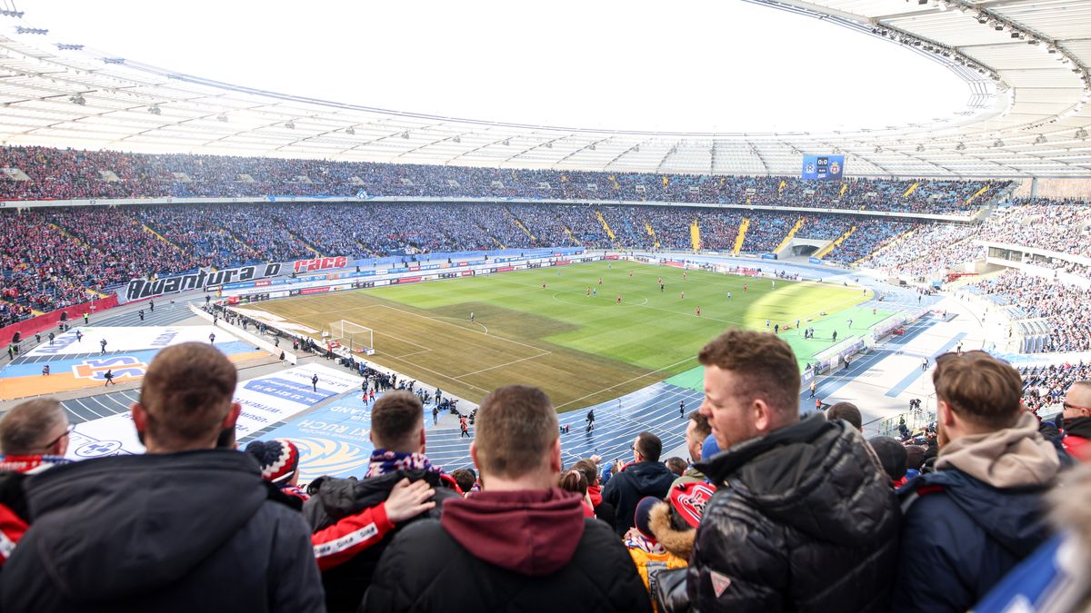 PAP / Michał Meissner  / Część murawy na Stadionie Śląskim była fatalna