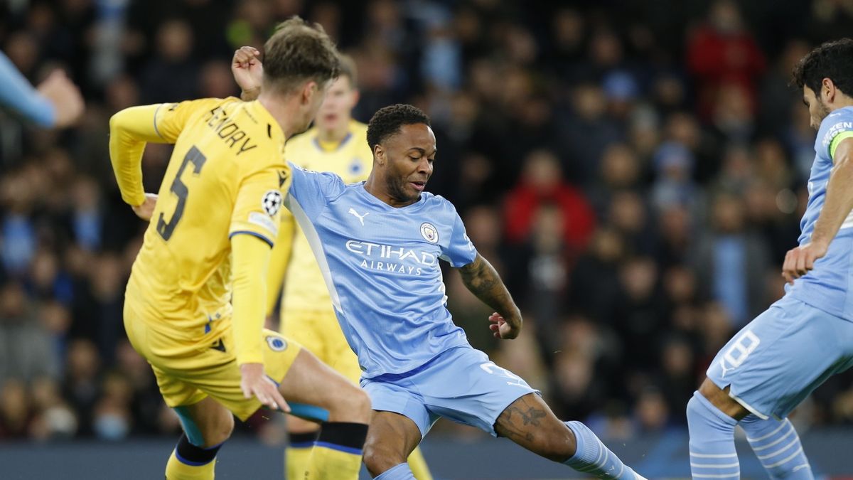 Raheem Sterling (w środku)