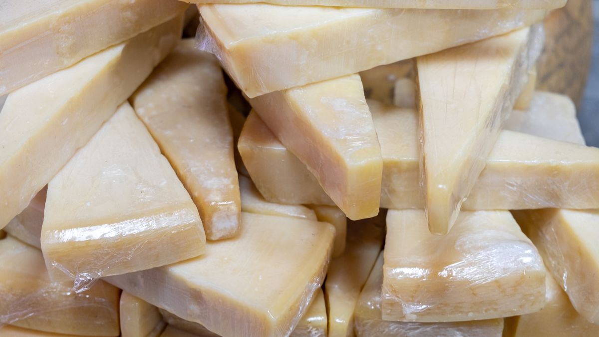 Jak otwierać i przechowywać parmezan? Najważniejsze wskazówki