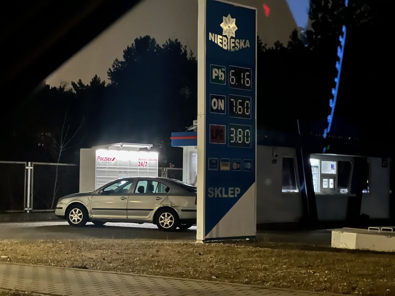 Stacja paliw Niebieska w Legionowie. Zdjęcie z godz. 23.00