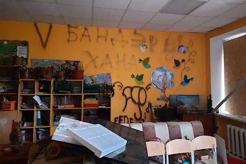 Szkoła pod Kijowem. Rosyjscy żołnierze pozostawili wulgarne napisy