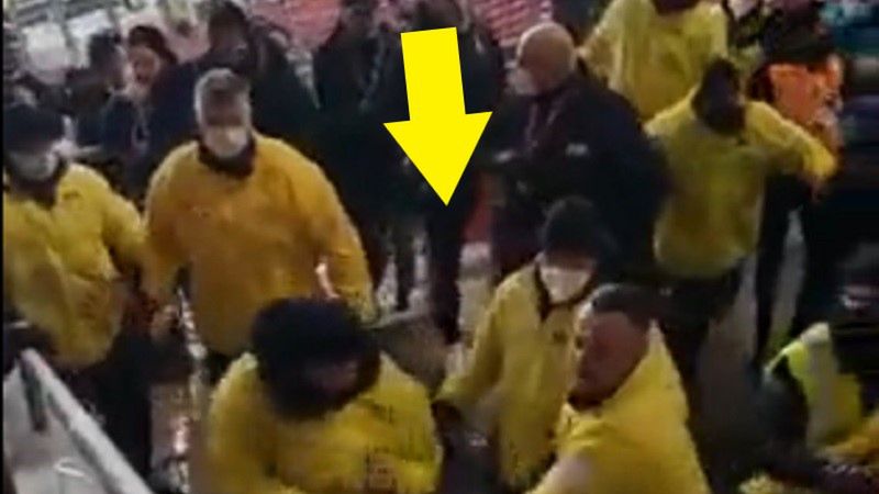 Twitter / Reakcja stewardów podczas meczu Bundesligi