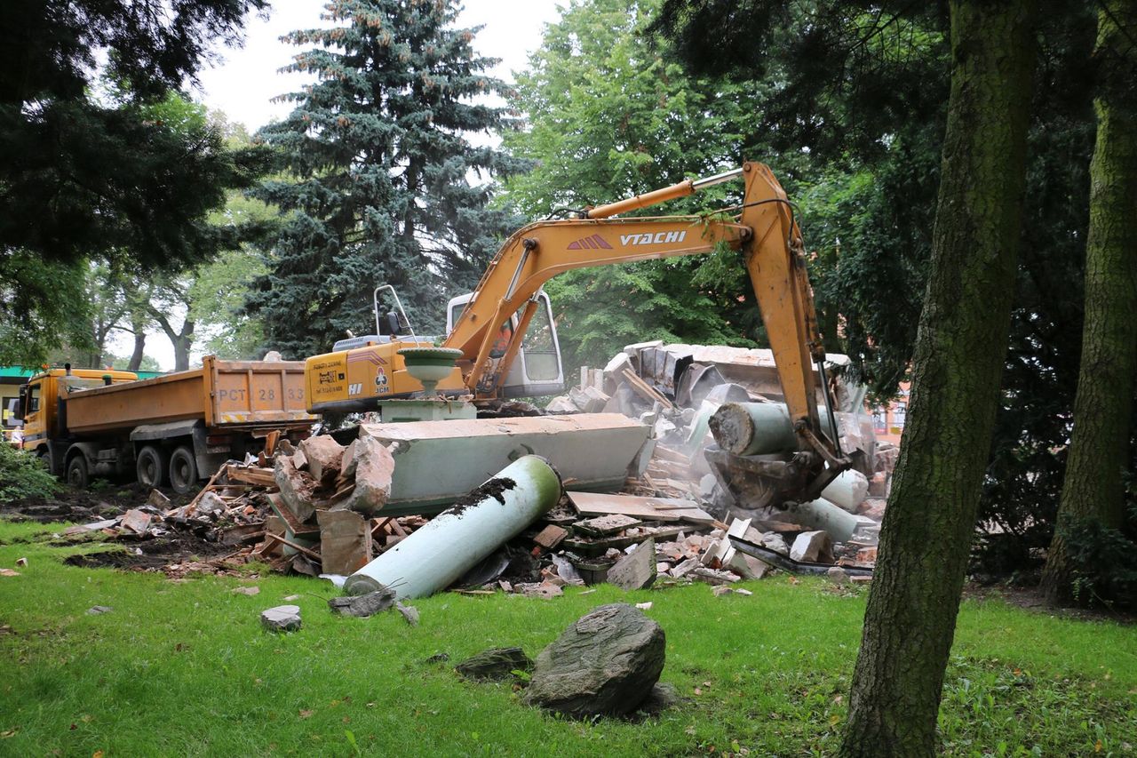 Wyburzanie mauzoleum