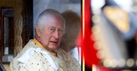 Góry złota, skandal pod dywan i dzieci na froncie. Tak Karol walczy o uznanie