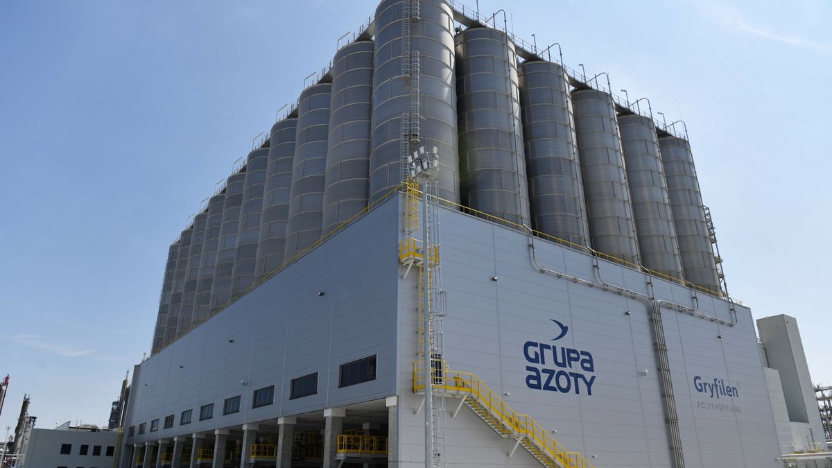 Rusza zak?ad Polimery Police
Fot. East News, Police, 22.06.2023. Rusza zaklad Polimery Police - oficjalne rozpoczecie produkcji poliropulenu w nowej fabryce Grypy Azoty. Zaklad jest zintegrowanym kompleksem chemicznym, w ktorego zakres wchodza instalacja do produkcji propylenu, instalacja do wytwarzania polipropylenu, terminal przeladunkowo-magazynowy, a takze infrastrukture logistyczna.
East News