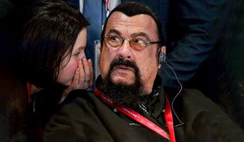Piekło zamarzło. Powrócił na salony. Posadzili go obok doradcy Trumpa
