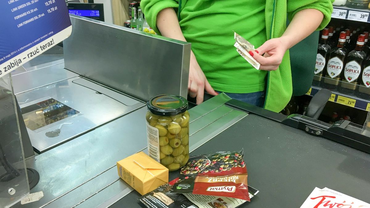 Praca "na kasie" a praca nauczyciela. Ci drudzy nierzadko zarabiają mniej