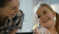 Radość dzieci i rodziców w kampanii promującej Bakusia (wideo)