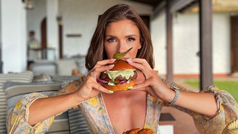 Klaudia Halejcio pałaszuje burgera i eksponuje figurę w WYCIĘTYM KOSTIUMIE na Seszelach. Tak trzeba żyć? (FOTO)