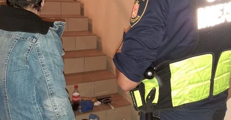 Warszawa. Narkotyki na klatce schodowej