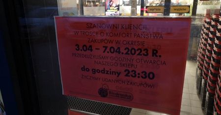 Biedronka wydłuża godziny otwarcia przed Wielkanocą. W Wielką Sobotę sklepy czynne krócej