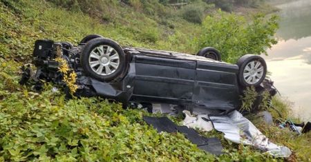 Auto spadło z 20-metrowej skarpy. W środku była kobieta