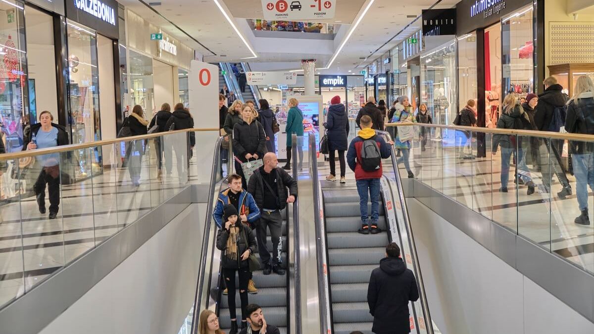 Klienci na ruchomych schodach w galerii handlowej Vivo Lublin