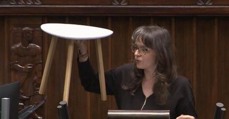 Posłanka KO weszła na mównicę z rekwizytem. Od razu wyjaśniła
