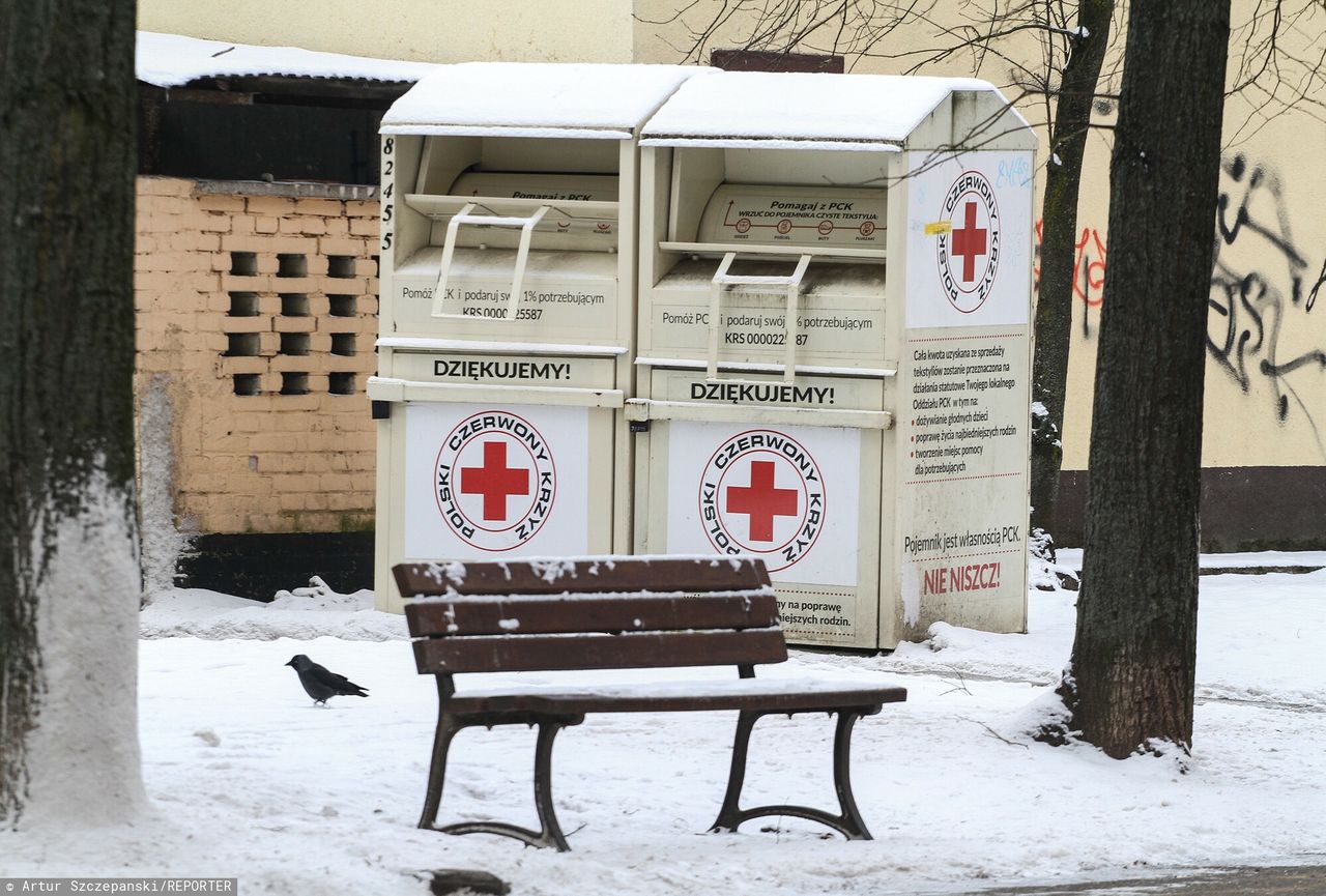 Chciał wyciągnąć ubrania z kontenera PCK. Tragiczna śmierć 45-latka