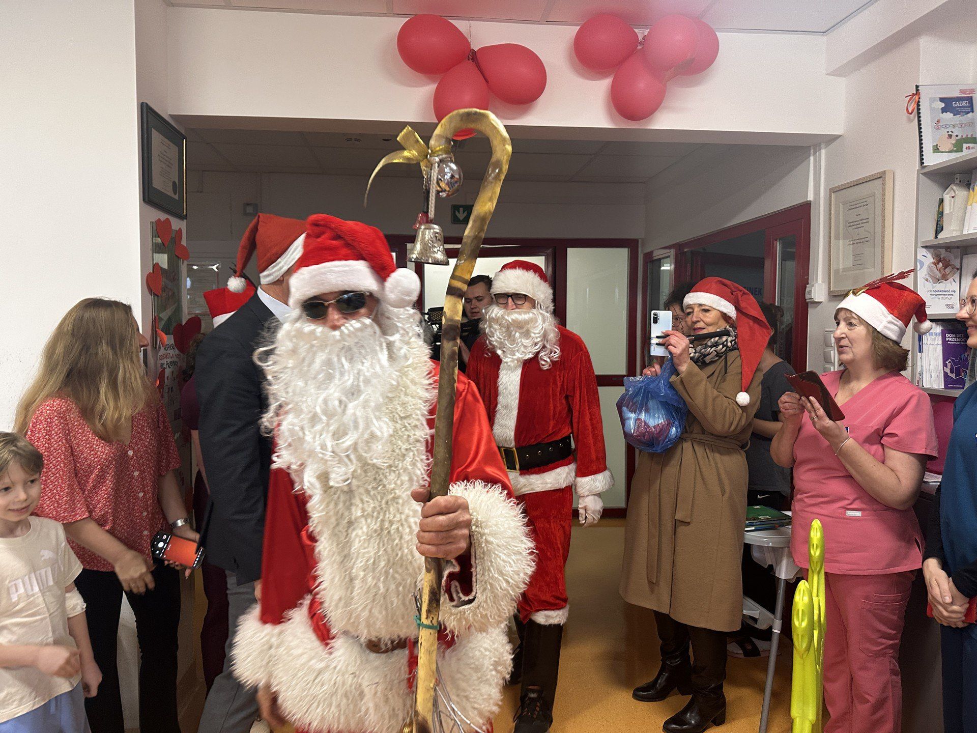 Pacjentów z oddziału pediatrii, nefrologii dziecięcej a także oddziału noworodków odwiedziły w tym roku dwa Mikołaje.