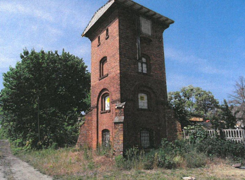 Taką wieżę wodną z działką 585 m kw. można licytować od 25 tys. zł