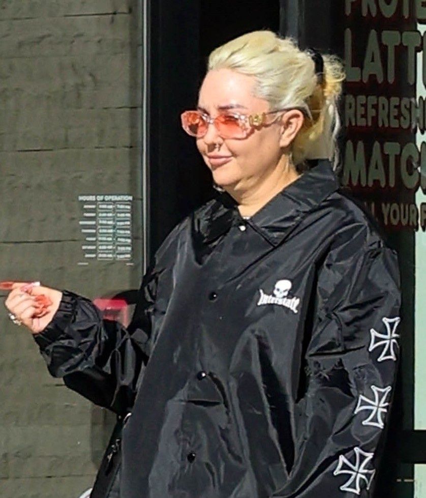 Odmieniona Amanda Bynes puszcza dymka w towarzystwie ukochanego