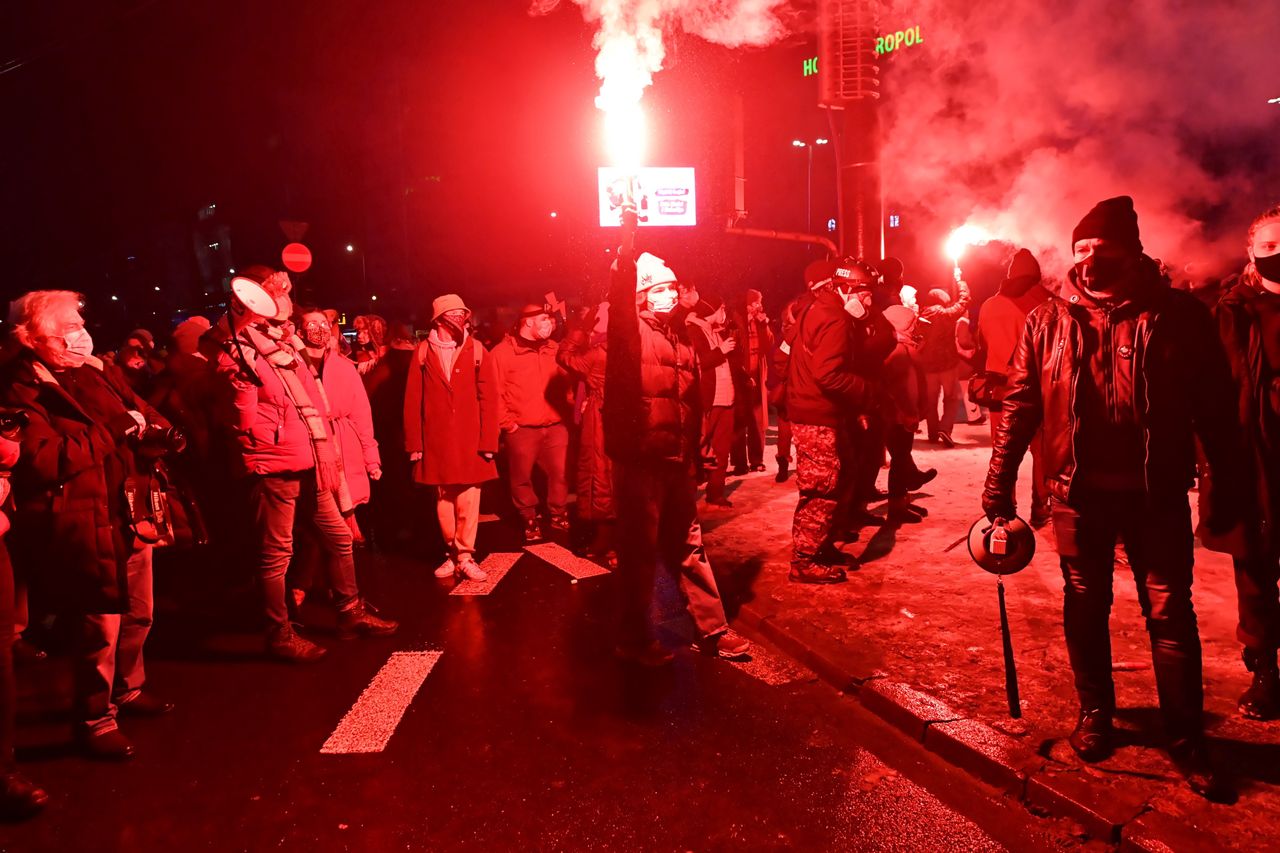 Strajk Kobiet w Warszawie. Kilkanaście osób zatrzymanych. Ranny został policjant