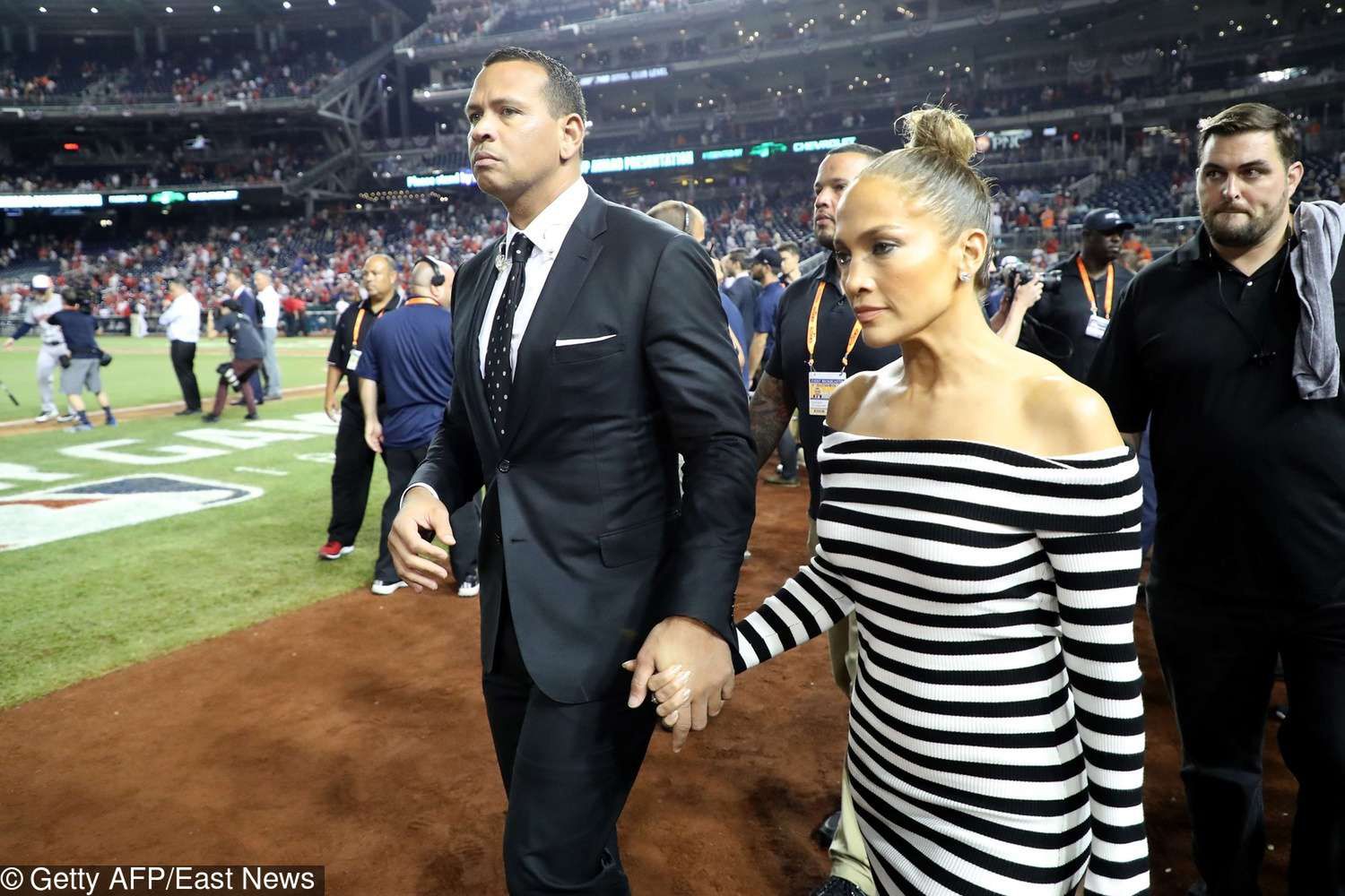 Jennifer Lopez w sukience w biało-czarne pasy i Alex Rodriguez na randce