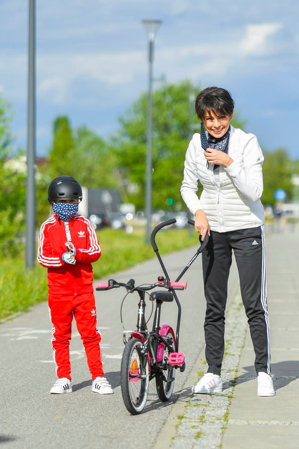 Dorota Gardias uczy Hanię jeździć rowerem