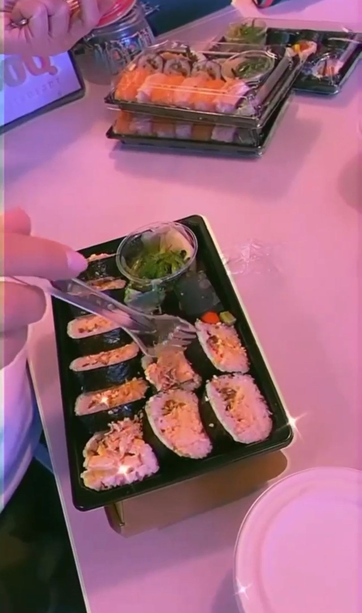 Edyta Górniak je sushi widelcem