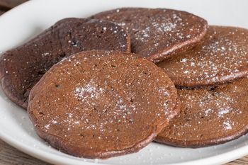 Na północy dodają do naleśników. Turyści na ten widok robią wielkie oczy